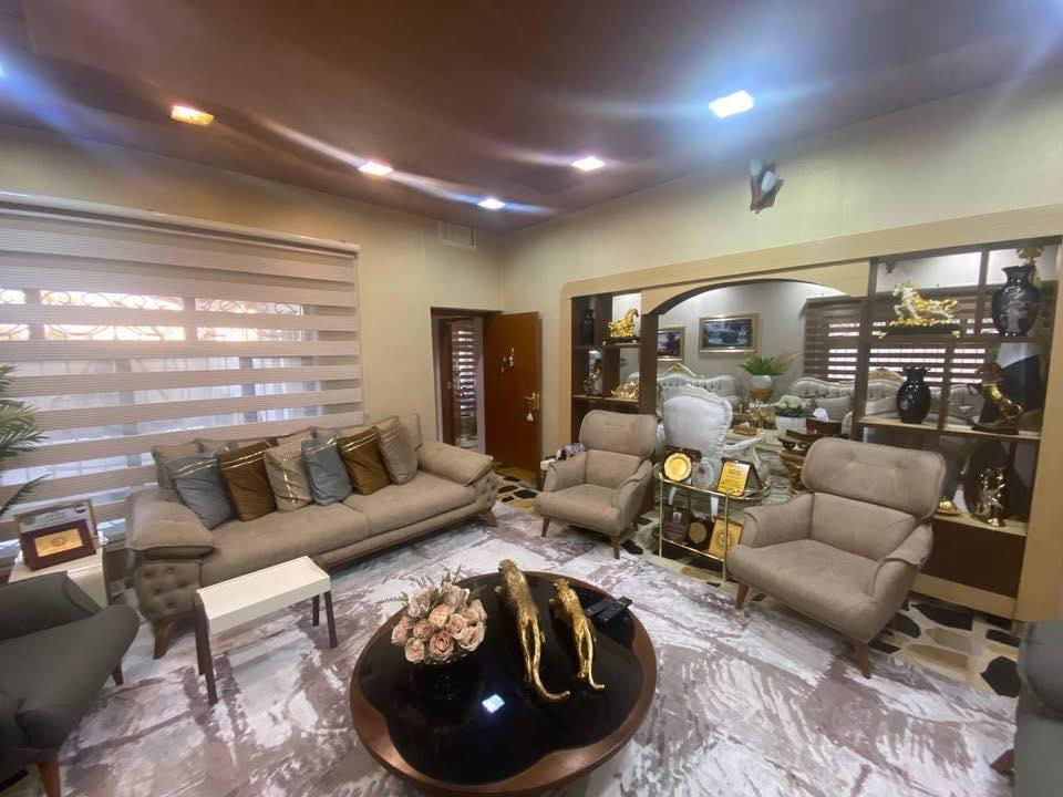 {عنوان الفخامه}
              { دار للعوائل الكبيره}

دار للبيع 400 متر واجه 20 متر طابقين طابو صرف موقع مميز جداً جداً 

محتويات البيت/ 

طابق الاول/ غرفتين نوم و هول و استقبال و مطبخ حار و بارد و مخزن و كراج و حديقه و بير ماء و نضام دكتات و منضومه كامرات مراقبه 

طابق الثاني/ 4 غرف نوم و هول و صحيات و مخزن 

الموقع/ واحد اذار قرب مول السلام

السعر/ اضغط الرابط https://t.me/AlFayslrealestate***********/2839   
__________

للاستفسار مراسله الصفحة على 
الرسائل الخاصه 

‌‎او الاتصال بالارقام⬇️📞 
***********
***********

او زيارة ⬇️⬇️⬇️

(( مكتب الفيصل))

📍 كركوك/ نهاية شارع القدس /
(مجمع فلوريا) قرب من مصرف اهلي العراقي 

او 
مشاهده صفحات المكتب على 

(فيسبوك) https://www.facebook.com/profile.php?id=100066592845440&mibextid=LQQJ4d

(تلكرام) https://t.me/AlFayslrealestate***********

(انستكرام) https://instagram.com/al_faisal.iq

 ___
‌‎🏡 الفيصل للعقار_AL FAYSAL 🏡
‏AL-FAYSAL (Real estate & Contracts)

* نستقبل جميع عروضاتكم السكنية 🏠 والتجارية 🏡 بكافة مناطق كركوك
