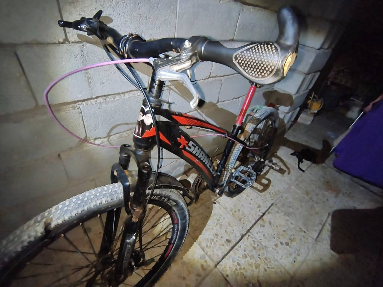 سلام عليكم. 
باسكل جبلي للبيع نضافه 90%
عقرب شغال7نمر. 
ابريكات شغاله.تايرات نضيفه.. وياله موس. جوابه جديده.. 
شخوط قليله كلش.
سعر150 ألف وبي مجال خير من الله. 
رقمي *********** متوفر واتساب. 
مكاني. نجف/كوفه
