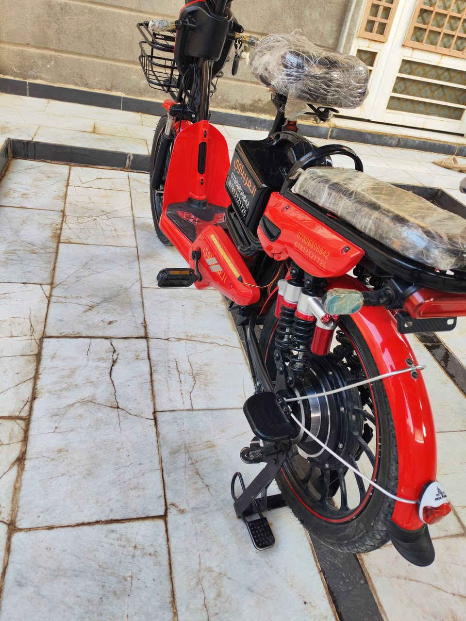 السلام عليكم .. 
دراجه شحن للبيع 
المواصفات + التفاصيل : 
١. حجم ( 20 ) .
٢. عدد البطاريات ( 4 ) جدد شرط الفحص ـ شركه الريان .
٣. ملف 450W - السرعه القصوى ( 90 ) + السرعه الحقيقيه ( 70 ) - مثبت سرعة .
٤. سويجين + بصمتين + تشغيل عن بعد . 
٥. شاشه ديجيتال تقرا الفولتيه والمسافه المقطوعه .
٦. بريكات امامي و خلفي + دبلات . 
٧. ستاند ( موبايل ) . 
٨. بلوتوث - MP3 .
٩. مدخل USB، شاحن موبايل . 
-------------------------------
- الدراجه جديده بمعنى الكلمه نظافتها تقرأ بالصور
- السعر : ( ٣٥٠ ) الف 
- المكان :  قضاء النصر ـ قرب دار القران 
 للإستفسار الاتصال على الارقام : 
 ( ***********  )
(  ***********  )
