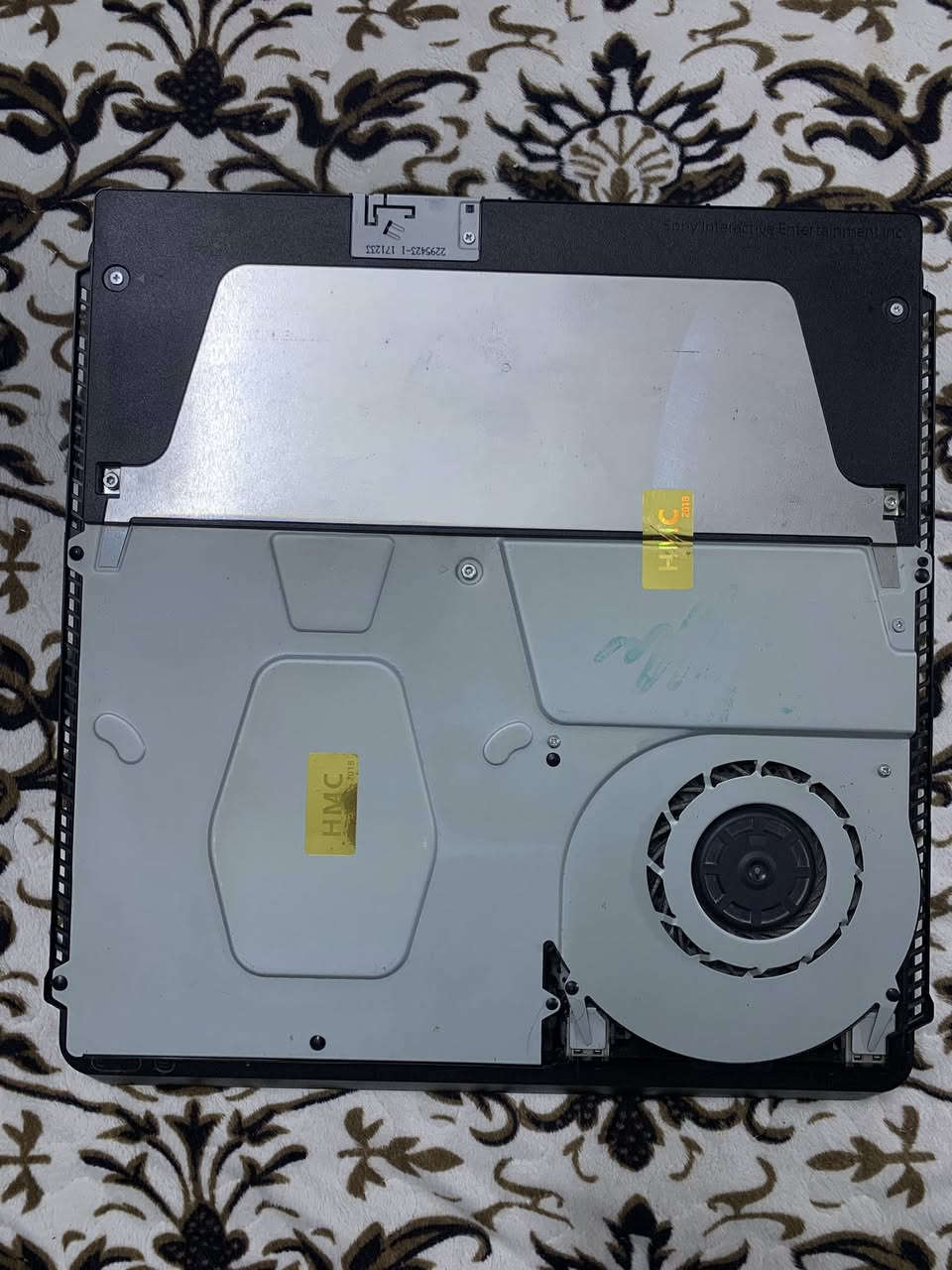 سلام عليكم بلي 4 للبيع لوك ستيكر ممفتوح ولا داخل صيانه نضام 13.50 ذاكره نص تيره ويا يدات عدد2 و يوبي اس وقرص فيفه 18  كامل ملحقاته سعر ٢٥٠ عنواني دوره رقمي *********** بي وتساب
