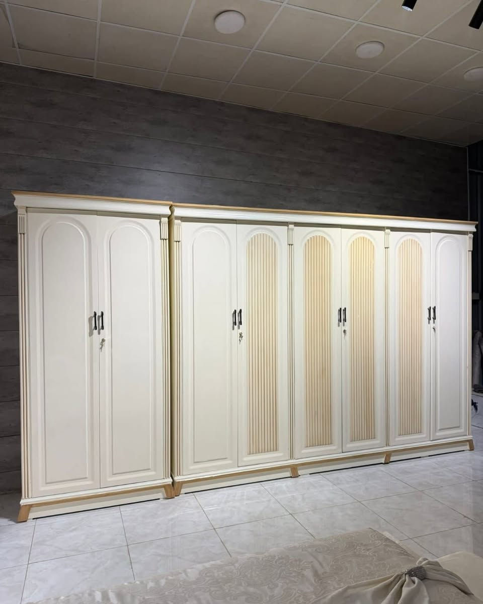 ✨ ليش تختار هذي الغرفة؟
​لأنها "شغل ثقيل" يتحمل الاستخدام.
​تصميمها ما ينتهي موضته (Timeless Design).
​السعر مناسب جداً مقارنة بالجودة والمظهر.
​💬 اترك لنا تعليق بكلمة "تفاصيل" وراح نرسل لك السعر والقياسات فوراً!


**إذا كنت صاحب هذا الإعلان وتريد حذفه لأي سبب، رجاءا أرسل رسالة إلى الدعم الفني**