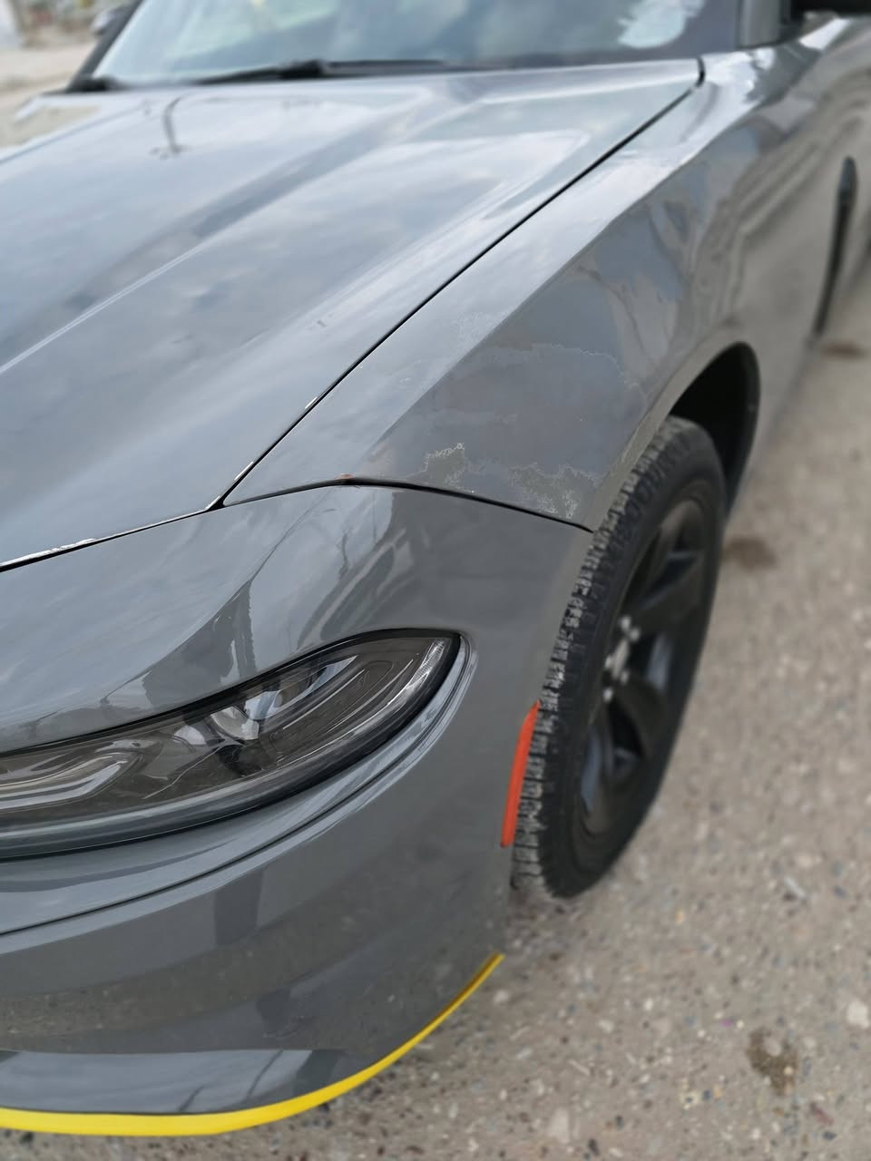 جارجر مديل ١٧ مواصفات sxt سياره نضيفه انضف من الصوره ضربتها  فقط الخشم موضحها بالمنشور وصور الحادث موجوده وبدون ايرباك تريد تستفسر السعر وتفاصيل الحادث واي شي موجود ع رقم هذا واتساب واتصال *********** مكان السياره بالعماره
