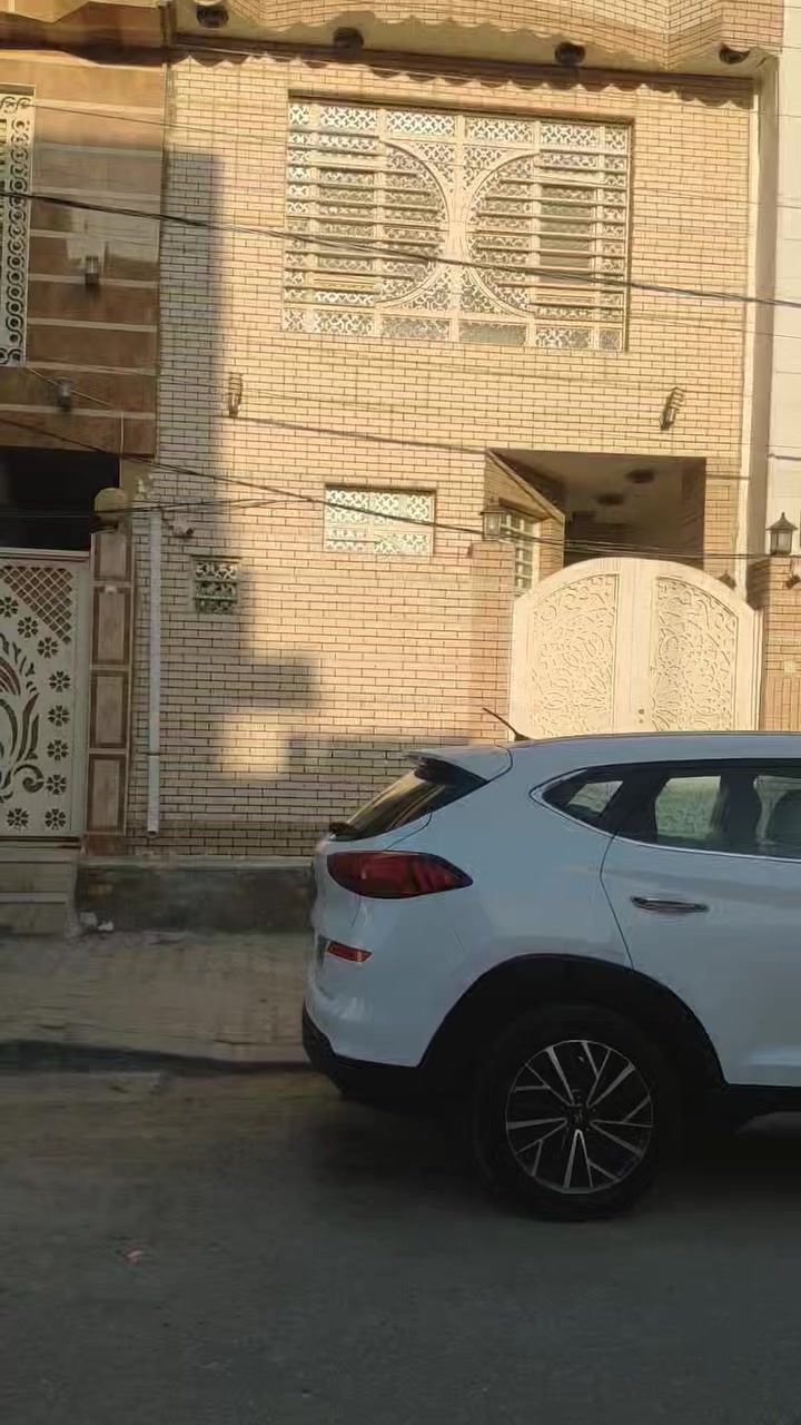 السلام عليكم 
للبيع دار في حي الجامعه 100 متر في منطقة 29 على شارع 15 يحتوي على غرفتين وصاله واستقبال ومطبخ وتخريجات السعر 255 بي مجال بسيط 
للاستفسار اكثر الاتصال على الارقام الظاهره بالمنشور او زيارة مكتبنا الكائن في حي السواق على شارع الاسكان مقابيل حي عدن 
***********
***********
