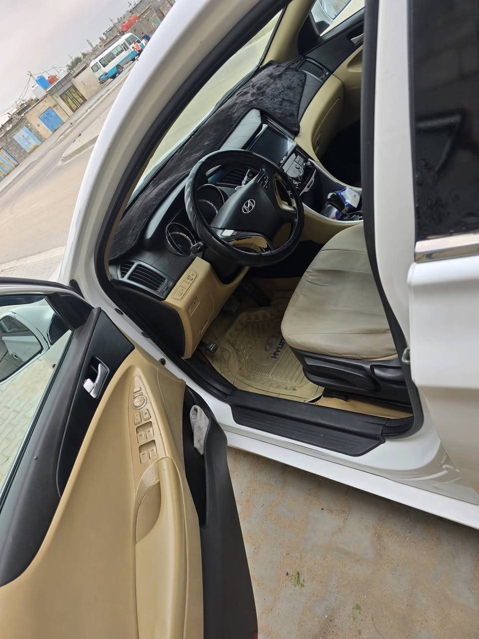 سلام عليكم سوناته مديل ١١ خليجي مكفوله ضربه صبغ تبديل محرك كير مكينه ٢٤٠٠ دوش بس بيها بارد السعر ١١٠ وبيها مجال *********** مكان السياره بصره
