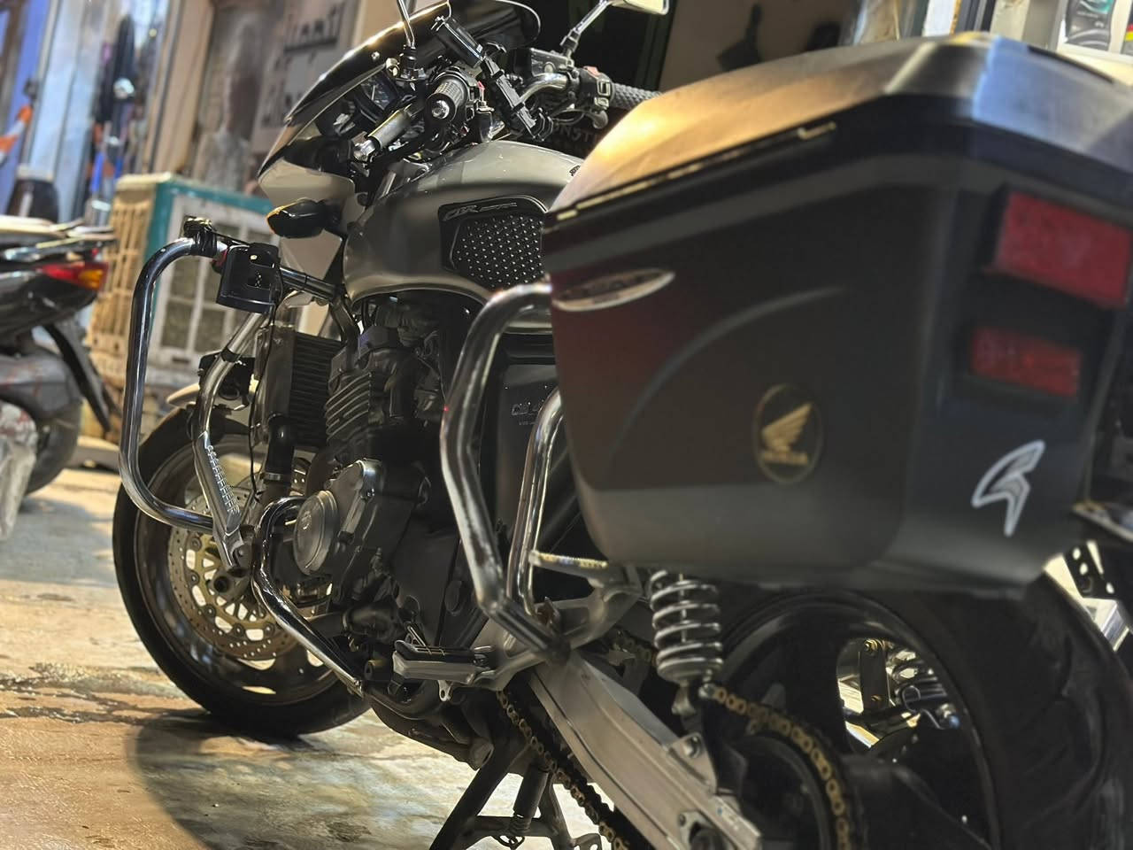 ️ للبيع – هوندا CB400 Super Four VTEC مزوده من يابان
جيل اول 16 ولف 400 سي سي مرقم مميز تحويل ثاني يوم 
✅ وارد ياباني
✅ محرك 400cc أربع سلندر
✅ مكينة ممتازة وصوت ناعم
✅ راديتر مزوده تيتانويم حجم كبير
✅  جانبية أصلية + حمايات 
✅شاشه كامرات امام وخلف دقه 4K
✅ سي بايه خلفيه و سله استيل للدبه بانزين او جنطه
✅بجم بوليسي 
✅دكمه دبل اشار و منفذ جداحه USB و بلوجترات 

📍الموقع: بغداد الكريعات معرض ibk 
📞 للاستفسار والمعاينة: ***********

السعر: يذكر على الخاص أو الاتصال للجاديين راغبين بل شراء
