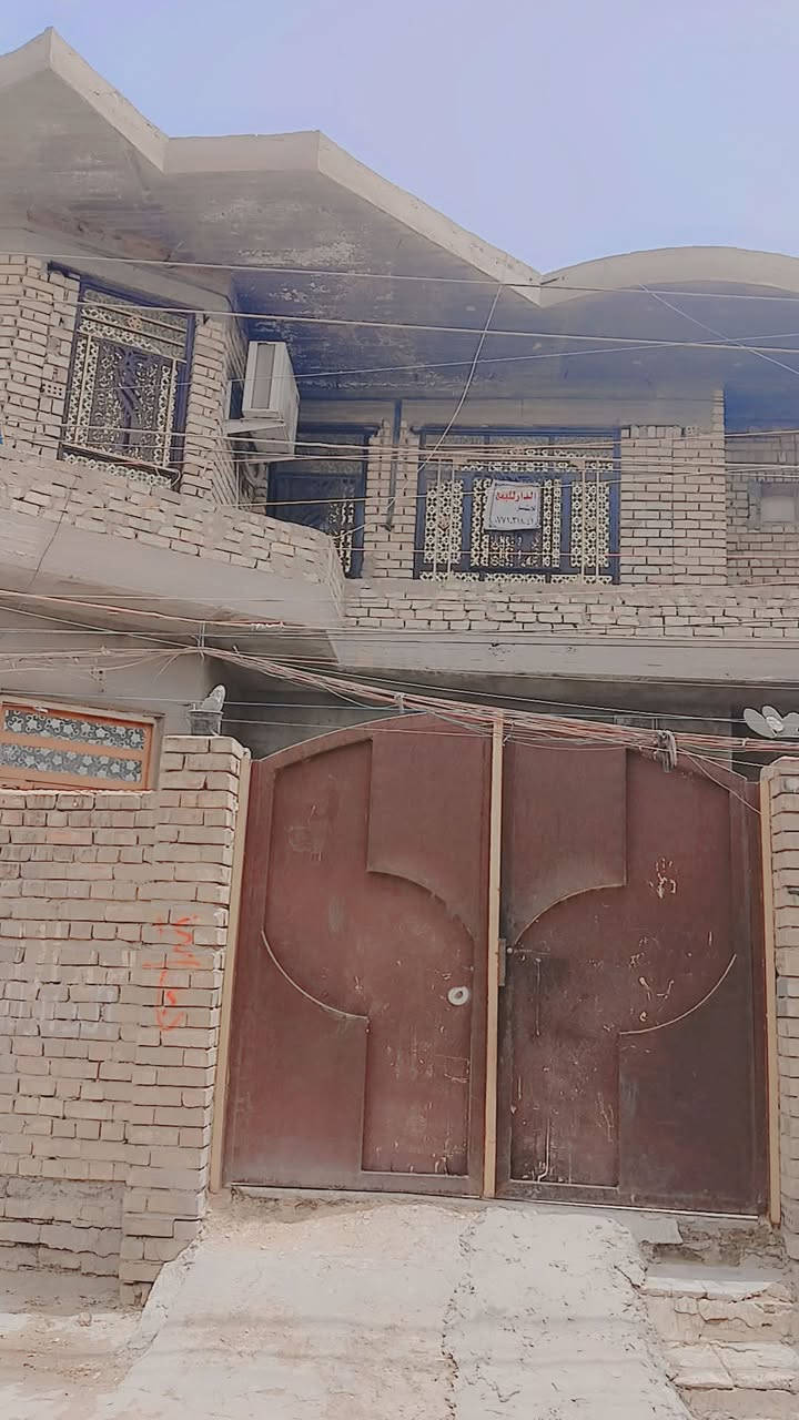 سلام عليكم. 
دار للبيع ٢٠٠ متر قاطين 
بناء حديث 
أول بيت على الشارع العام 
مقابل شارع السجن 
للتواصل ***********
