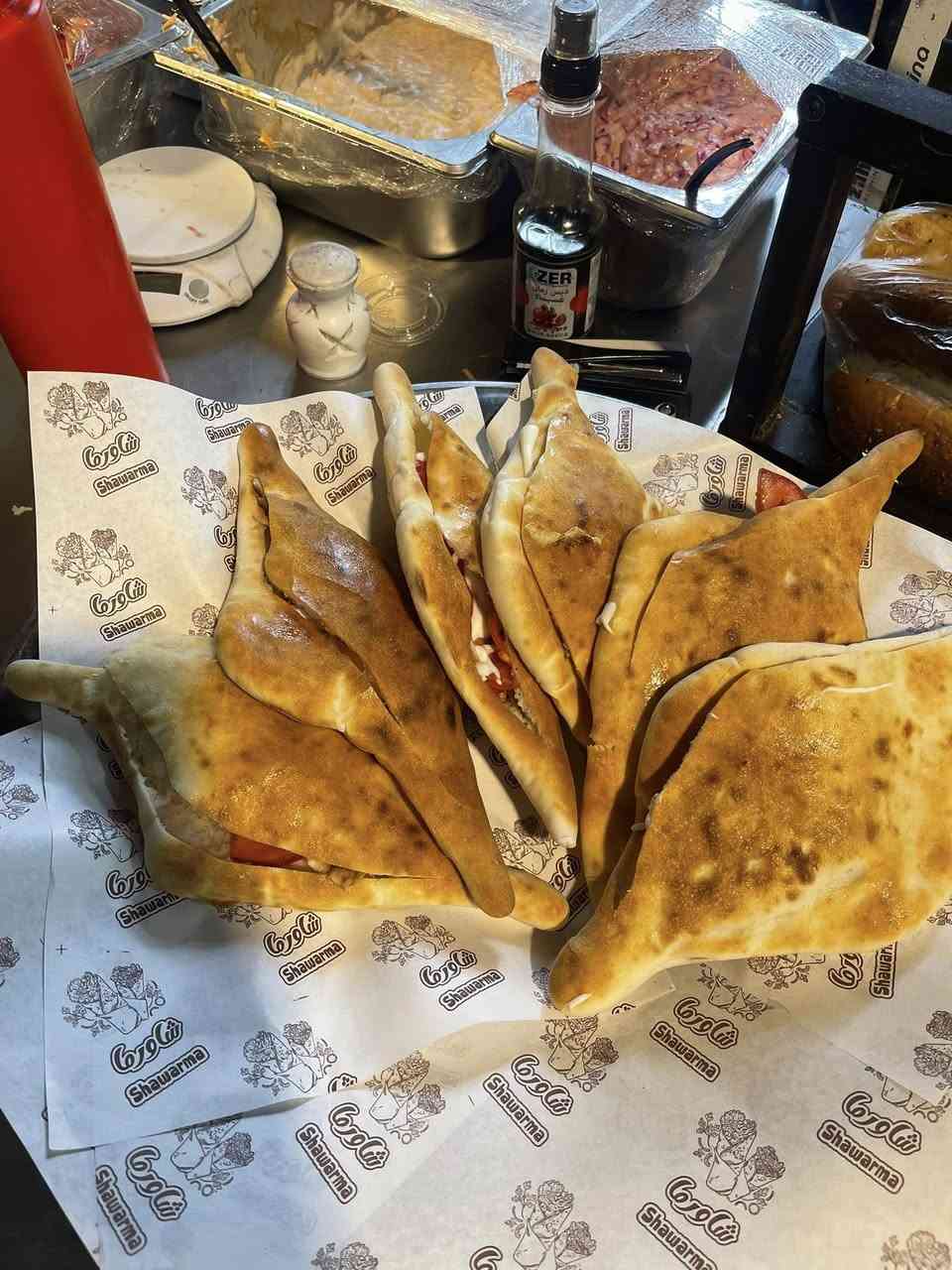 رساله من الخاص طالب من احد التطبيقات المشتركين وياهم احنا وحب يوجه كلام طيب النا الزبون مثل وجهه الطيب الكريم 
سلام عليكم انتم مطعم الحدباء بسماية 
نعم تفضل 
اني زبونكم واطلب فقط عنطيريق التطبيقات 
طلبت منكم شاورما دجاج حجري وفرنسي 
طلبت البيتزا منكم هم بالدجاج وضفت فوكها بيتزا 27لحم 
وطلبت الحم بعجين جانت بالجبن والبيض خبط كبير 
وطلبت محشية الاطراف جانت ميكس نصف لحم ونصف دجاج 
تمام 
ايي حبيبي اامرني شنو اكو نقص بالطلبات محتاج شي فوكاهن 
لا حبيبي حبيت اشكركم على النضافه والطعم العراقي فعلا تذوقته بجميع اصنافكم وخاصه بالشاورما الدجاج طعمه مبين عراقي وطري وفعلا مثل ما تفضلوتو لكمه حلال واحنا جاينه شهر رمضان ولازم تعرف الامور تكون كلها عراقي وذبح وعلى ذمتكم 
وبيضتو وجهي كدام الخطار لان طلب جان كلش جبير وكافي للجميع وكل اراءهم جانت تمدح بيكم واليوم انطيت رقمكم الولد صديقي هم كال اريد اجربكم .
اولا شكرا الك يا حبيبي وهذا من ذوقكم وحسن ضنكم 
الشي الثاني من سابع المستحيلات نشكل الذمه مالتنا ونبيعكم شي مستورد او مجمد فقط الزيتون مالتنا مستورد 🤣🤣
الشي الثالث اطلب وانت مطمئن من كلشي عدنا 
وانتم زبائنا هاي كدامكم الرساله صح طويله بس حبيت اشاركم هاي التفاصيل الحلوه وكلكم تعرفون صار سنين على هل منوال هذا والمطعم الوحيد الي يشتغل شغل عراقي لا خابط ولا مخبوط صافي وبالذمه 
وهذا رقمنا 
***********
وتساب واتصال 
وكل التطبيقات موجوده ببسمايه احنا موجودين بيها 
والمهم ارائيكم عدنا 

@أبرز المعجبين

#بسمايه
