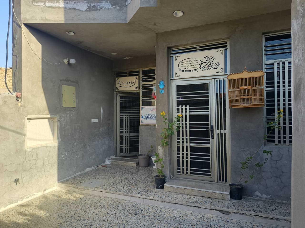 السلام عليكم
بيت طابو صرف مساحته 140
خلف سنتر الرئاسه كلشي وكلاشي 
وجه 6 وربع قاط ونص كامل مكمل بنائه سنة 23
يتكون البيت من طرمه ستقبال ومطبخ وصاله كبيره وغرفه 
القاط الثاني غرفه وصاله وسطح وفوكهن بيتونه وسطح ثاني بي 3حمامات
البيت بعده جديد ناقصه بس الصبغ 
 للاستفسار 
عن السعر وتفاصيل البيت الخاص مفتوح
*********** بي وتساب
