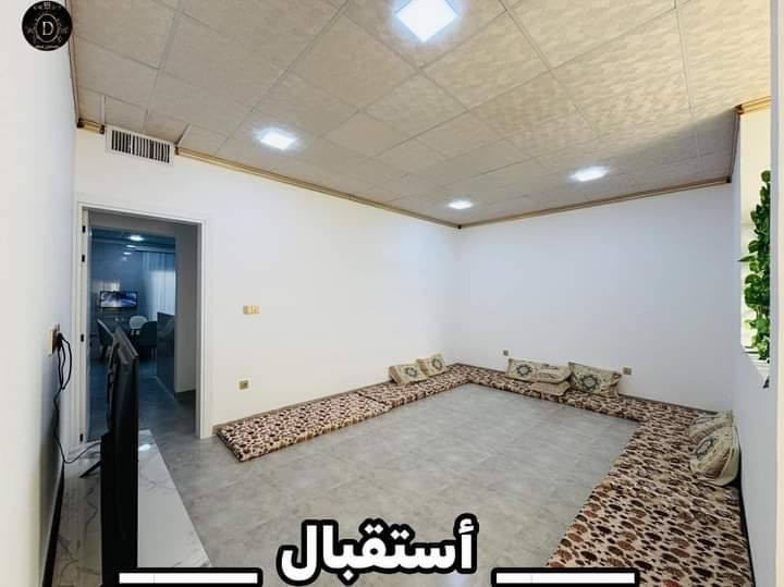 بسم الله
دار مؤثث للبيع السعر ( 115 )
حي الملايين الاولى قرب معمل الاخشاب
قرب جامع نضرة النعيم بين الضغطين العالي 
المساحه / ١٥٠ متر واجه ٦ × ٢٥
سند زراعي ٢٥ مشمول بقرار التمليك عندي وصل بلديه
بناء درجه اولى ٢٠٢٤ على ايدي البيت واسع ونفه وبالحقيقه احله من الصور 
نظام دكتات تبريد مركزي نظام ساحبات صاروخيه دفن نظام كامرات 
الطابق الارضي / استقبال ٤×٦ صحيات للخطار ١،٥×٢
مخزن مطبخ ١،٥×٥ مطبخ ٥×٦ حديقه اماميه ٦×٧ حديقه خلف البيت ٣×٦ وترهم مسبح او غرفة نوم
الطابق الثاني غرفه نوم ٦×٦ بيهه سويت ٢×٢ 
غرفة غسل ملابس ١،٥×٢،٥ غرفة نوم ٤×٤،٥ بالكونه ودرج للسطح 
والبيت مالتي يعني بدون دلاليه 
للاستفسار 
***********  
***********
