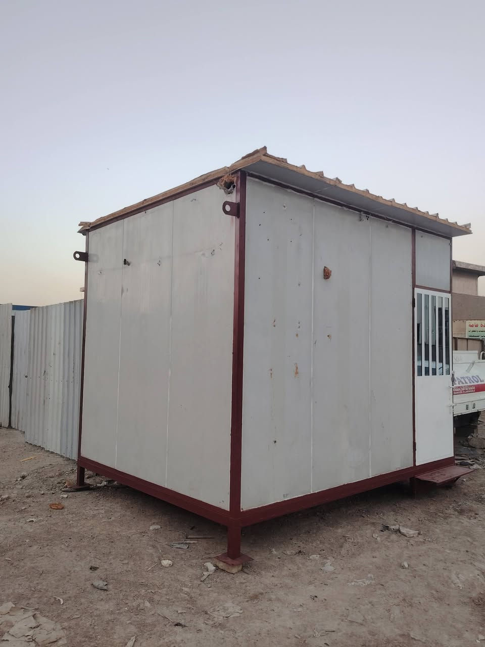 كرفانات عدد2 
كرفان 3*4 
مستعمل نضيف شغل مظبوط
باب حديد تغليف سقف وجدران
كهربائيات كامله
المكان بغداد العبيدي
الرقم ***********
