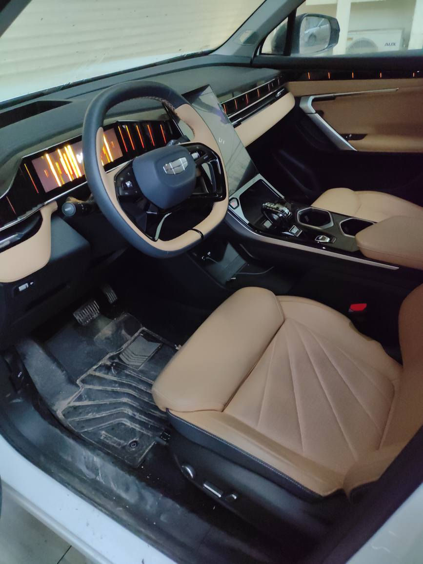 کوردی | عربی

- )Geely Starray (GF( بو فروشتن جیلی ستاری
*********** WhatsApp 
...

موديل ٢٠٢٥

ئوتومبیلیکی ناوازه و لوکس خاوه نی به رزترین مواسه فات فول فول مواسه فات - (GF)، زور خاوین و بی کیشه. گرنگترین تایبه تمه ندییه کان

. ته کنه لوژیا و ئاسوده یی به سمه کورسی کاره بایی له گه ل میموری ست سارد که ره وه ی کوشن (Ventilation)، و سیسته می پاککه ره وه ی هه وا له ناو ژووره وه.

دیزاین و رووناکی پانوراما لایتی پیشه وه ی LED فول لایتی ئوتوماتیک، له گه ل رووناکی ده وروبه ری ژووره وه (Ambient Lighting که دیمه نیکی سیحری ده به خشیت.

سه لامه تی و لیخورین دیاری کردنی خیرایی خو گونجین ناسینه وه ی هیمای هاتوچو )Adaptive Cruise Control( سیسته می ABS کونترولی جیگیری ئه لیکترونی (ESC)، و کونترول کردنی خزان.

هاوکاری لیخورین داتاشو (HUD) هه سته وه ری باران، ئاوینه ی لاته نیشتی کاره بایی و راگری نشیوی

تایبه تمه ندی زیاتر سندوقی کاره بایی بارگاویکردنی بیته ل و سیسته میته برید و فوول کونترولی Wireless Charger( ئوتوماتيكي.

ئه م ئوتومبیله هه موو سیسته مه زیره که کانی تیدایه بو لیخورینیکی ئارام و موديرن

لبيع جيلي ستاري GF 
2025
ماشیە ١٠٠٠٠کم نفس زیرو
سيارة عصرية تجمع بين الفخامة، التكنولوجيا المتطورة، والأداء القوي السيارة بحالة الوكالة وتتمتع بكافة المواصفات الذكية.

أهم المواصفات والمميزات:

. الأداء والقيادة نظام تثبيت السرعة التكيفي (رادار)، نظام التعرف على علامات المرور، مساعد نزول المنحدرات، ونظام التحكم في التماسك والثبات الإلكتروني (ESC & ABS). التكنولوجيا والراحة تشغيل بصمة شاشة عرض على الزجاج الأمامي (داتاشو - (HUD) ، وشاحن لاسلكي للهواتف الذكية.

المقصورة الداخلية: كراسي جلد كهربائية مع خاصية الذاكرة (Memory Seat، نظام تبريد المقاعد، ونظام تنقية الهواء الذكي.

. الإضاءة والتصميم: سقف بانوراما، إضاءة أمامية LED مع نظام الإضاءة العالية التلقائي، وإضاءة محيطية (Ambient Lighting داخلية متعددة الألوان.

الإضافات الخارجية: صندوق خلفي كهربائي، مرايا جانبية كهربائية، وحساسات مطر للمساحات.

المناخ مكيف أوتوماتيكي بالكامل مع تحكم منفصل. السيارة تمثل قمة التكنولوجيا من جيلي بمحرك قوي وتصميم السليمانية, العراق
