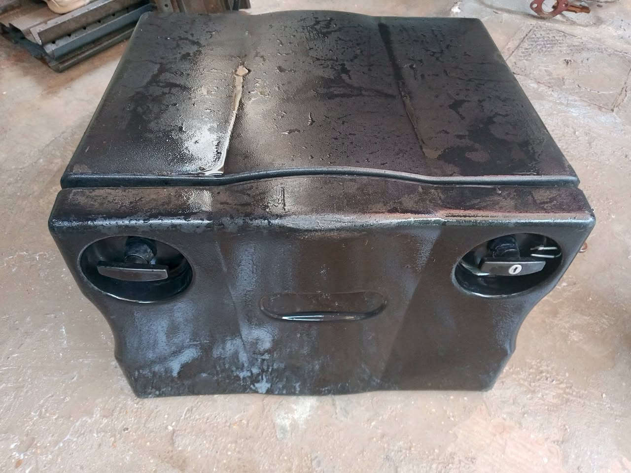 غراض اتيكو
قاعدة سبير 6برغي
صندوق عده
دعاميه وحاجب جهه السائق مال 8برغي   ***********
