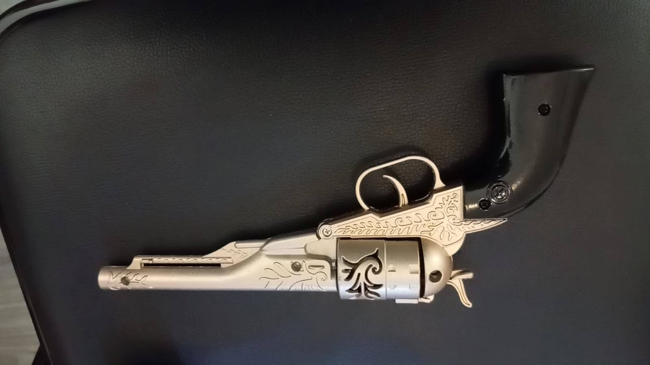 السلام عليكم
اللعبة هي طقم درامز للأطفال "Mini Jazz Drum" من العلامة التجارية WANYI (موديل NO.7368). 
المكونات: تتوفر بمجموعات مختلفة تشمل طبلة باس، طبول توم توم، صنج (Cymbal)، وعصي للضرب.
المميزات: مصممة لتنمية الحس الموسيقي، التركيز، والتنسيق الحركي لدى الأطفال.
الفئة العمرية: مناسبة للأطفال من عمر 3 سنوات فما فوق.
+ مسدس عدد ٢ مسدس كاوبوي معدني لعبة للأطفال تصميم كلاسيكي و جودة عالية أمان للأطفال يرهم ديكور شغلات
شخصيات حديد عدد ٦ موضح حجمهن بالصور


**إذا كنت صاحب هذا الإعلان وتريد حذفه لأي سبب، رجاءا أرسل رسالة إلى الدعم الفني**