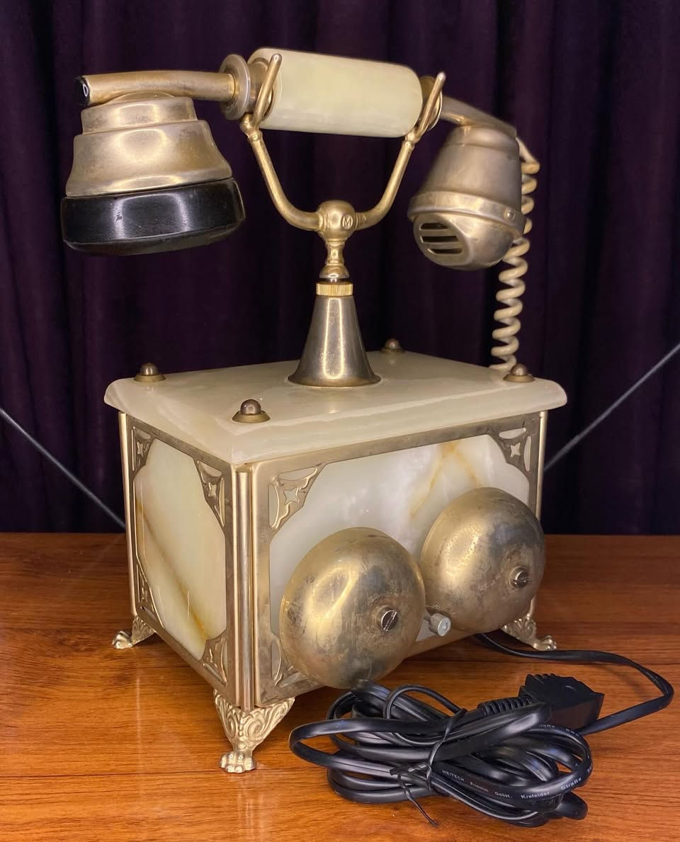 هاتف أرضي كلاسيكي دوار مصنوع من الرخام، ويتميز بالعديد من التفاصيل الرئيسية: 
تصميم عتيق يعود إلى حقبة السبعينيات.
هيكل من الرخام مع تفاصيل معدنية من النحاس 
قرص دوار تقليدي للأرقام.
قطعة ديكور مميزة وفاخرة للمكاتب أو غرف المعيشة.


**إذا كنت صاحب هذا الإعلان وتريد حذفه لأي سبب، رجاءا أرسل رسالة إلى الدعم الفني**