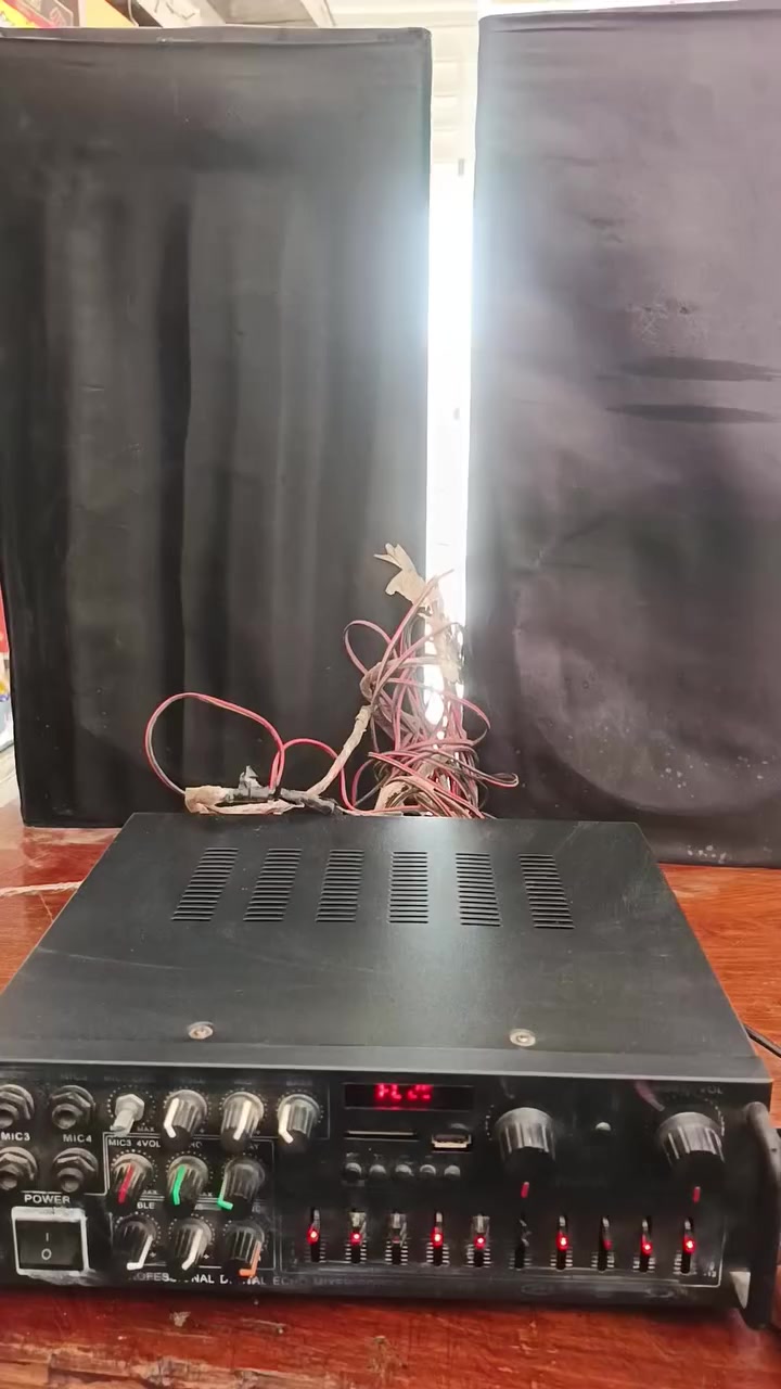 السلام علكيم جهاز صوت
شغال ومرتب وسماعات اني مغلفهن بقماش اسود
السعر 125 وبيه مجال 
عنواني الشعلة ***********
