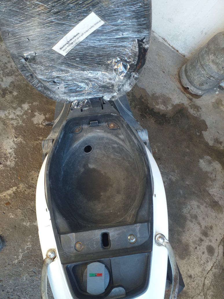 سلام دراجه ماكس منغولي للبيع دراجع بس صالنصه طاكه كلشي شغال 
المكان طوبجي قرب داىره المرور 
السعر375
الرقم***********
