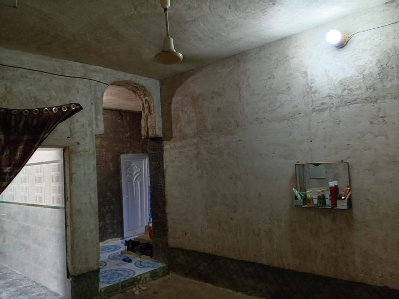 دار سكن للبيع.
في حديثة  قرب مدرسة الجيل الجديد . 
قرب اسواق الموصل. 
مساحة الدار 300م. 
الدار مروج معاملة في البلدية. 
الدار بناء حديث. 
الدار يحتوي على ما يلي. 
كليدور:2×2 الجدران سيراميك والارضية صب خشن. 
ديوان: 8×4الجدران بياض والارضية صب خشن. 
هول 4×4الجدران صطار جص والارضية صب خشن. 
صالة داخلية. 
غرفتين نوم 4×4  : 5×4الجدران بياض والارضية صب خشن. 
المطبخ 5×5سيراميك. 
صحيات والمجمع الداخلي سيراميك. 
صحيات خارجية. 
السعر المطلوب 45مليون وبي مجال للتفاوض.
***********
***********
