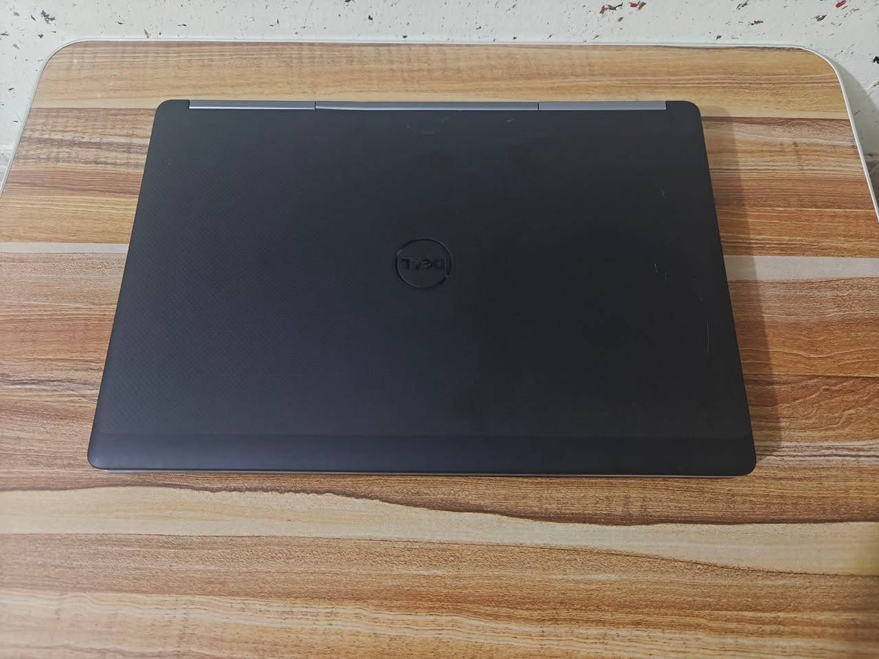 💥 عرض خاص – آخر قطعة متوفّرة!
لابتوب يحتوي على كرت شاشه خارجي 16GB 

💻 Dell Precision 7720 – الجيل السابع

💵 السعر: 625 ألف فقط

إذا تحتاج جهاز يعتمد عليه بالشغل اليومي بدون لاك أو تهنيج، فـ Precision 7720 خيار مثالي! مناسب للمهندسين، المصممين، المونتاج، والطلاب اللي يحتاجون شاشة كبيرة وأداء ثابت وقوي.

🔹 المواصفات التفصيلية:

•الموديل Dell Precision 7720 الجيل السابع
• المعالج: Intel Xeon E3-1505Mv6 
• الرام: RAM:16GB DDR4
• التخزين: SSD 256GB
• كرت شاشه: Nvidia Quadro p5000 16GB خارجي
• الشاشة: 17.3 انج FHD 
•نظام التشغيل ويندوز 10 برو 

🔌 المخارج (Ports) المتوفّرة في الجهاز:

• 4× USB 3.0
• Thunderbolt 3 (USB-C)
• HDMI
• Mini DisplayPort

• قارئ بطاقة SD
• منفذ LAN RJ-45
• منفذ سماعة/مايك 3.5mm
• منفذ شحن خاص بالجهاز
• منفذ Smart Card
• منفذ Docking لمحطة العمل

🔹 ليش تختار هذا الجهاز؟

• أداء قوي جداً مع البرامج الثقيلة
• ممتاز للهندسة، التصميم، والرندر
• حرارة مستقرة بفضل نظام التبريد الاحترافي
• شاشة كبيرة تسهّل الشغل والدراسة
• جودة تصنيع عالية من سلسلة Precision
• يتحمل الاستخدام الطويل

🛡️ ضمان: أسبوع كامل
🚚 توصيل متوفّر لكل محافظات العراق

📞 للحجز والاستفسار:
واتساب: ***********
اتصال مباشر: ***********
