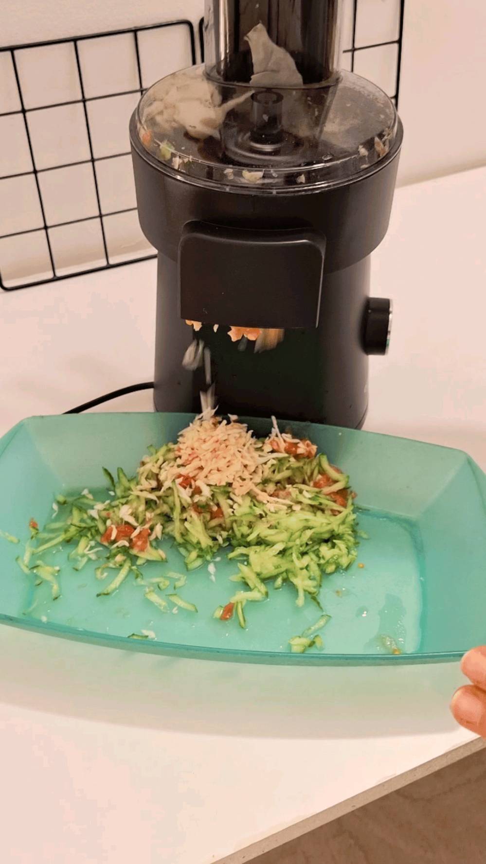 قطاعة خضروات كهربائية 6 في 1 امبليوم

الاستخدامات

تقطيع الخيار، البطاطا، الجزر والخضروات بجميع أنواعها.

بشر الجبن والخضار لتحضير السلطات.

تقطيع شرائح رفيعة أو سميكة حسب القرص المستخدم.

تقطيع البطاطا أصابع (فرنش فرايز).

تجهيز سريع للسلطات، الشوربات، المقبلات وأطباق التقديم.

مثالية للاستخدام اليومي في المطبخ المنزلي.

المميزات

قدرة كهربائية: 200 واط.

نظام 6 أقراص ستانلس ستيل (تقطيع – بشر – شرائح – فرنش فرايز).

سرعة تشغيل واحدة لسهولة الاستخدام.

فتحة إدخال كبيرة (Big Mouth Chute) لاستيعاب الخضروات الكبيرة.

سعة معالجة تصل إلى 600 غرام لكل دفعة تقريباً.

مدة تشغيل قياسية: حوالي 60 ثانية لكل دفعة.

هيكل ثابت مع قاعدة مانعة للانزلاق.

طول سلك الكهرباء: 100 سم.

نظام أمان يمنع التشغيل في حال عدم تركيب الأجزاء بشكل صحيح.

سهلة الفك والتركيب والتنظيف.

محتويات الصندوق

وحدة المحرك الرئيسية.

وعاء المعالجة.

غطاء علوي مع فتحة إدخال.

أداة ضغط (Pusher).

6 أقراص تقطيع ستانلس ستيل:

قرص شرائح رفيعة.

قرص شرائح سميكة.

قرص بشر ناعم.

قرص بشر خشن.

قرص فرنش فرايز.

قرص تقطيع إضافي متعدد الاستخدام.

دليل استخدام.

الملاحظات

يجب فصل الجهاز عن الكهرباء قبل التنظيف.

لا يتم غمر وحدة المحرك بالماء.

الشفرات حادة جداً ويجب التعامل معها بحذر.

يفضل إراحة الجهاز 30 دقيقة بعد 5 دورات تشغيل متتالية.

مناسبة للاستخدام المنزلي فقط.

أبعاد الكارتون:

الطول 20سم  العرض 22سم  الارتفاع 35سم. 
وبسعر 65000 بيس احجز الآن 
يوجد توصيل لجميع المحافظة العراق 
لتوصل الأرقام التالية 
***********
***********
متوفر واتساب أيضا 