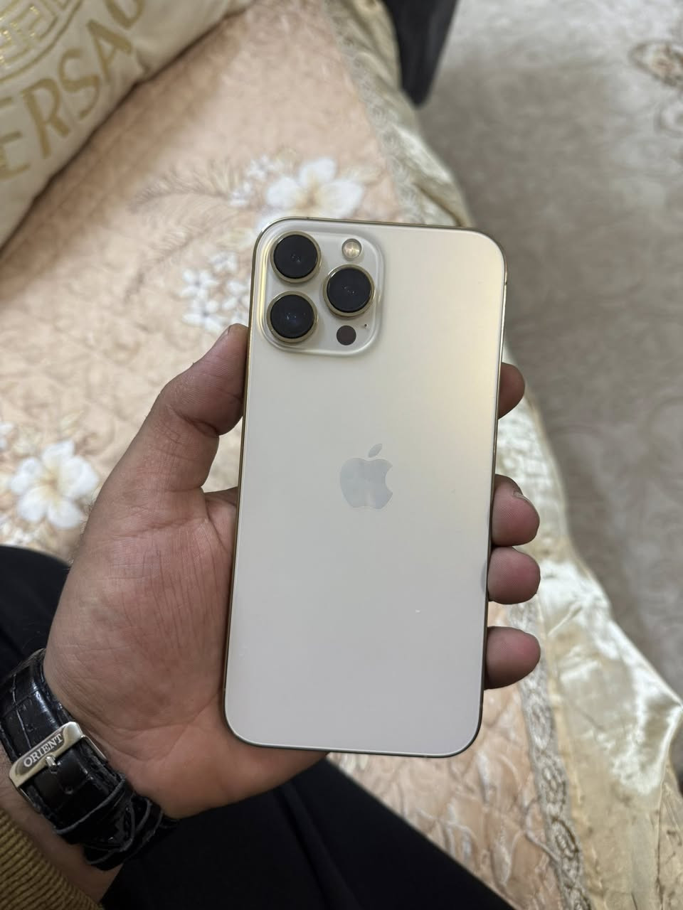 السلام عليكم 13 pro max ذاكرة 128
البطارية 75 جهاز أصّلي مامفتوح وتر بروف 
لون ذهبي النظافة 98% السعر 600 بي مجال بسيط 
العنوان بغداد الاتصال ***********
