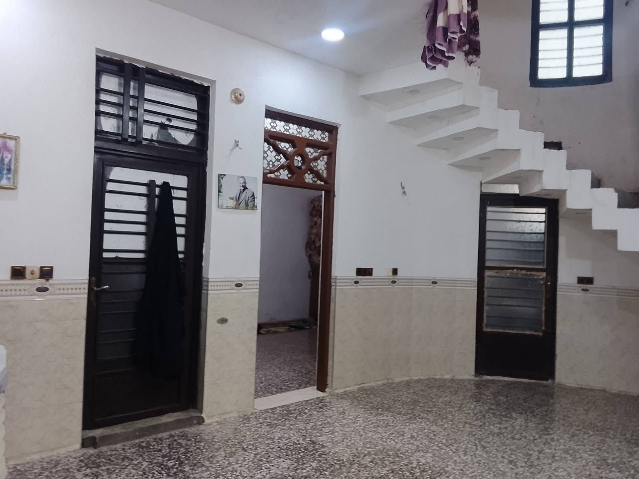السلام عليكم 
بيت بالموضفين مساحة 250 متر 
اربع غرف نوم خلف شارع 30
أربع مجاميع صحيه للاستفسار الاتصال ***********
