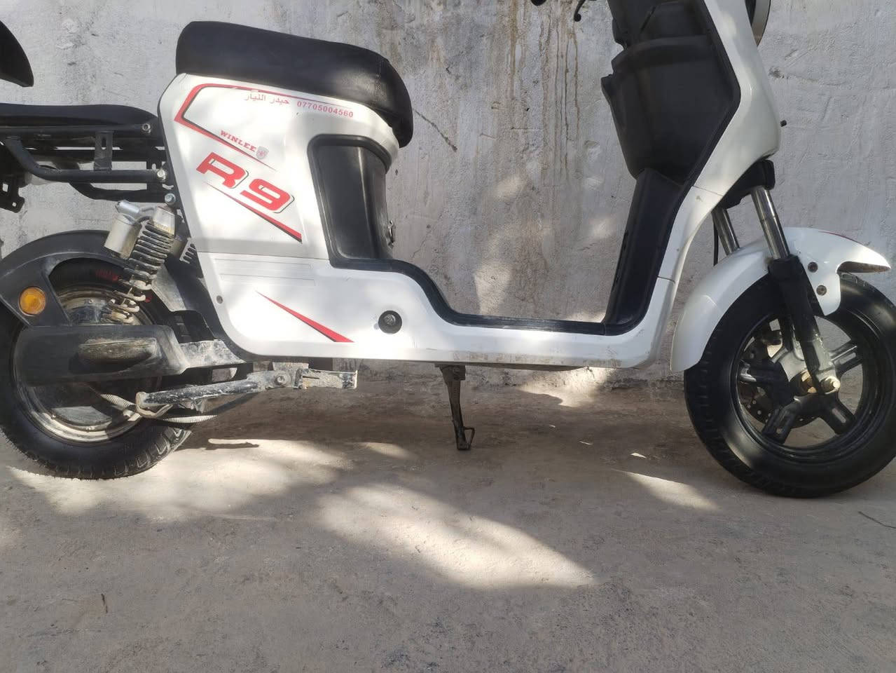 السلام عليكم. دراجة R9 نظيفة شوفة عينكم خمس بطاريات 32 رايدها ب300. للاستفسار ***********
