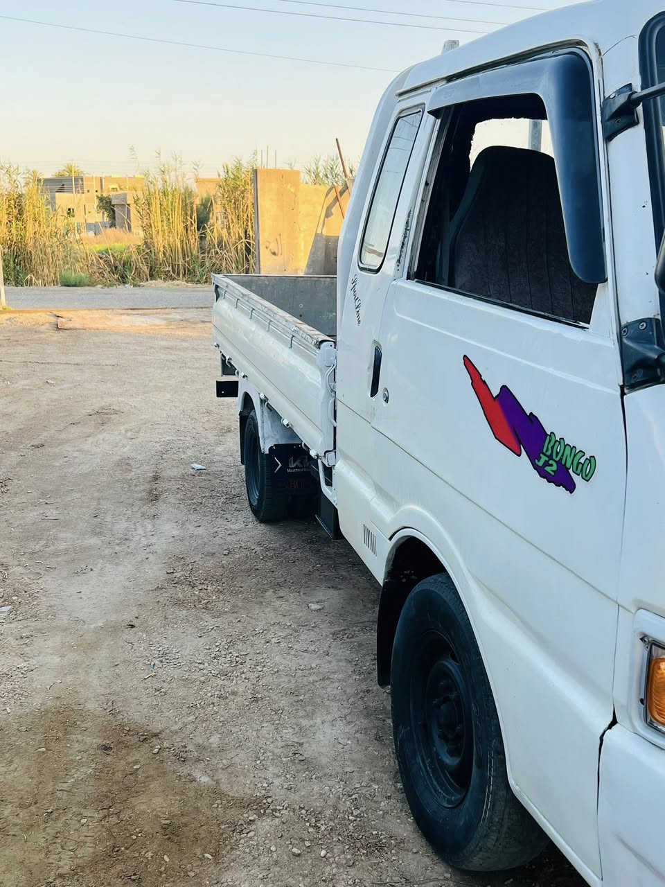 بسم الله كيه بنكو موديل 96 رقم انبار إنكليزي سنويه ل30شعار مثبت شاصي وقماره وسنويه محرك كير اكسن باور وصدر مكفولات  متعوب عليهه مال جناي بيهه رشات صبغ جماليه فقط بدون ضربه وبدون معجون تحويل ثاني يوم مباشر السعر 53وبيهه مجال شويه مكان السياره الانبار رمادي التواصل ***********
