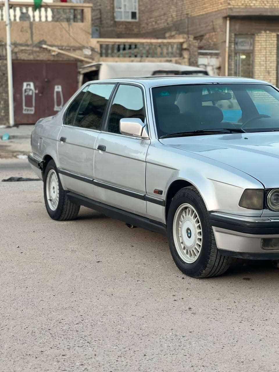 سلام عليكم سياره بي ام موديل(90) رقم بغداد انكليزي سنويه جديده باسمي مكينه وكير وصدر وتايرات نضيفات حيل مصبوغه لجماليه سياره فتحه السعر$(42)الهاتف(***********) م. بغداد مدينه الصدر
