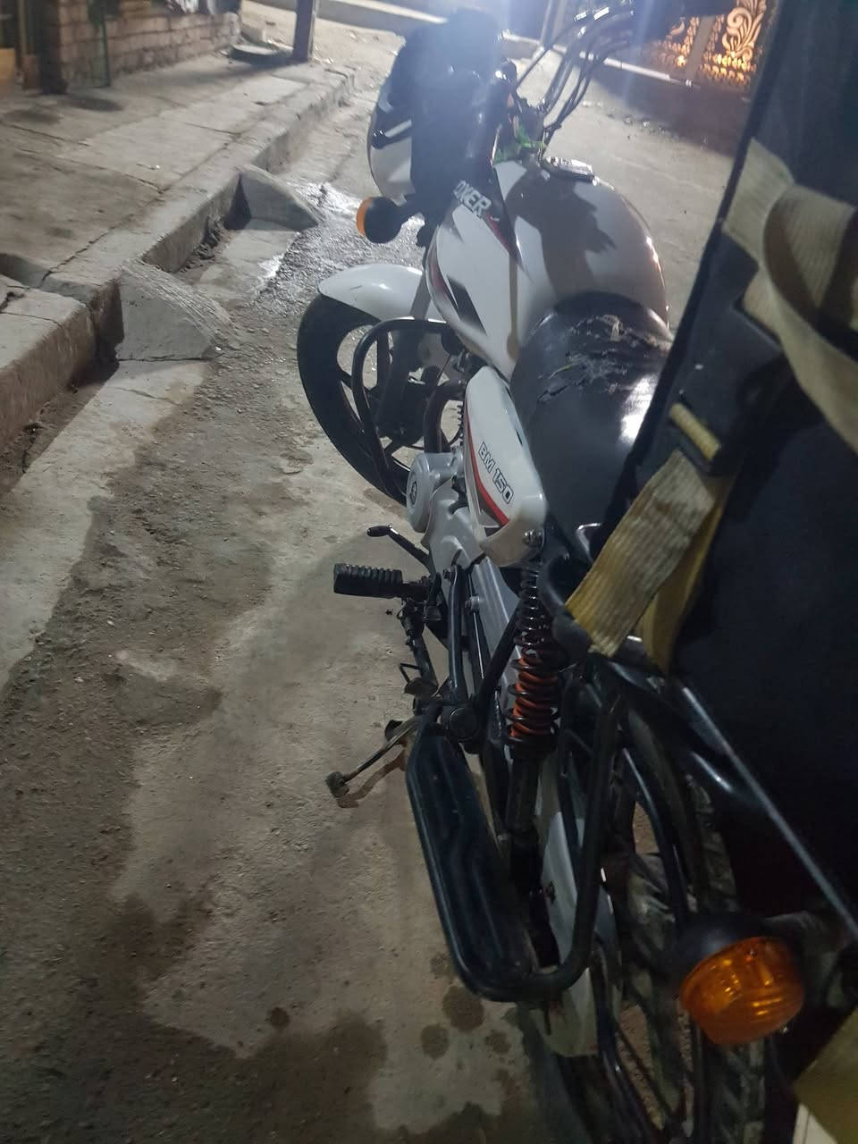 السلام عليكم دراجه بوكسر موديل 23 اوراق كامله دراجه اي نقص مابيه بس بيه خيط تبخير ونقص باتري دراجه شوفت عينك كلش نضيفه وحلوه المكان بغداد السعر ٩٠٠ وبيه مجال الرقم *********** بي وساب
