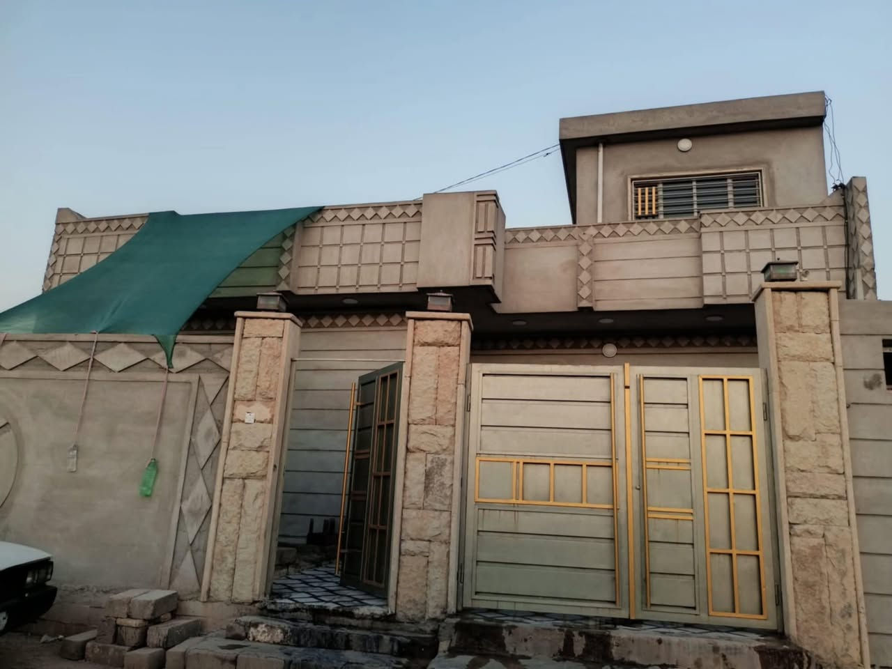 بيت للبيع القوسيات حي الايمان خلف معمل غاز دجله مساحه 180 متر غرفتين النوم وهول واستقل مشتملات البيت كامل بناء فول يبعد عن التبليط 20 متر خدمات كامله وصل بلديه
سعر البيت 67 مليون قابل للتفاوض للاستفسار الاتصال على 
***********
***********
