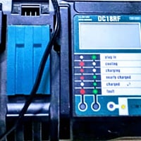 شاحن بطاريات دريل • شحن متعدد • بغداد