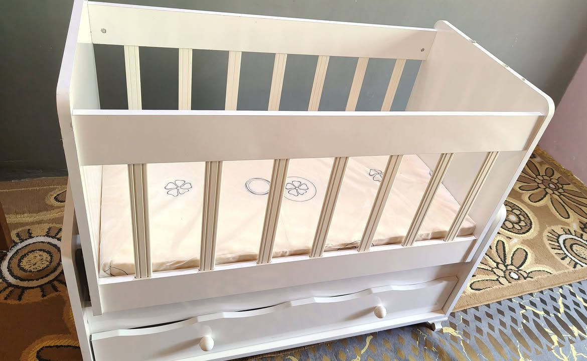 للبيع: كاروك أطفال خشب أبيض 🧸
​الحالة: مستعمل نظيف جداً (أخو الجديد).
​المواصفات: بي مجر سفلي لترتيب الأغراض، وويّاه الدوشك مالته.
​المكان: بابل - الحلة.
​السعر: [60].
الرقم ***********
​للاستفسار والشراء، راسلني خاص وتدلل!
