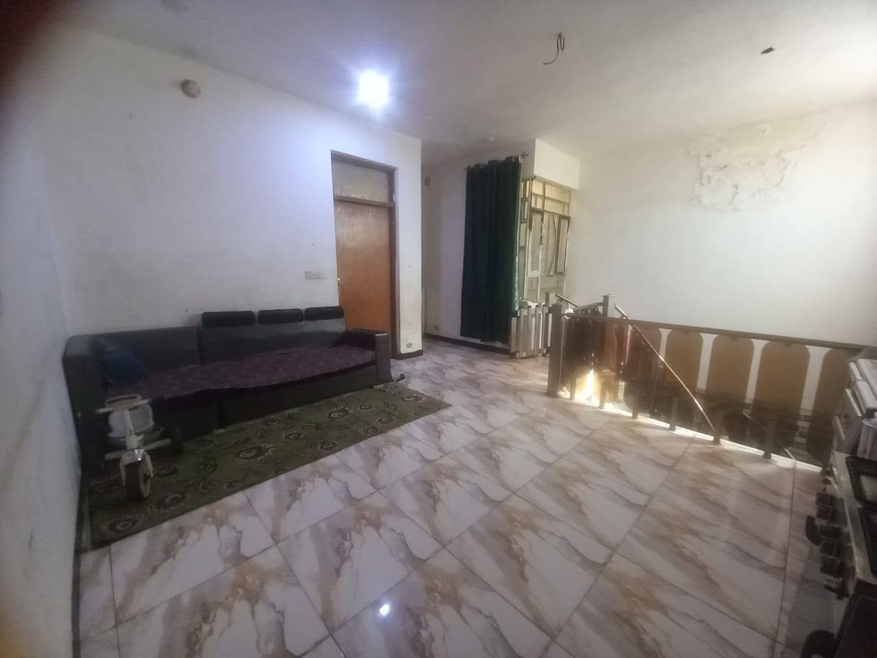 سلام عليكم بيت للبيع في رئاسه عبيدي شارع 20  
مساحه 140 متر  زراعي
طابق ارضي ستقبال مطبخ صاله كبيره 
غرفه نوم 1 حمامين 
طابق اول غرفه نوم وحمام وصاله 
البيت على شارع عريض 60 اسم شارع شارع الساده 
***********
