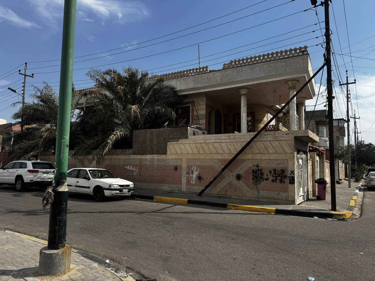 سلام عليكم
دار  للبيع 🏠 للبيع

العنوان | حي الجامعه الجديد ٨١٠ 

المساحة | ٢٠٠ م  ركن على شارعين شارع15 وشارع 10متر مدرسة جانبيه  

الطابق الاول بي مدخلين ( صالة ، مطبخ  ايضاً ، هول داخلي ، غرفة نوم ، منورين ، وخدمات ) 

الطابق الثاني بي 3غرف نوم وخدمات  وهول كبير   
 
حديقة كبيره ويوجد برحيات عدد ٢ 

البيت بناء 2008

البيت طابو صرف ماكو عليه اي قروض او ديون  

المنطقة هادئة وشوارعها مبلطة وبيها كل الخدمات والبيت قريب على الشارع العام ويبعد عن شارع 60 تقريبا 20متر 

الاستفسار أكثر اتصل 🗣📲📞

 ***********
