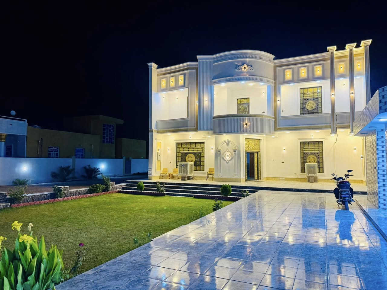 🏠 بيت للبيع – منطقة الشراع | ركن

📐 مساحة الأرض: ١١٧٠ م²
🏗️ مساحة البناء: ٥٧٢ م²
🏢 الطوابق: طابقين
📍 موقع مميز: ركن
خلف مدرسة اليمن الابتدائية 🏫.
التفاصيل:
🛏️ ٤ غرف نوم (٢ تحت + ٢ فوق)
🛋️ ٢ صالة
🍳 مطبخ
🚿 ٢ حمام (تحت وفوق)
🌿 ٢ حديقة
🏛️ ديوان

✨ المميزات:
واجهة كلاسيكية فاخرة بتصميم معماري راقي مع إضاءة مميزة، بوابات ذهبية منقوشة، بلاط رخامي، سور محيطي بإضاءة ليلية أنيقة، وحديقة خضراء.

💰 السعر: ١٩٥ مليون دينار عراقي
بي مجال للشراي *
📞 للتواصل: [***********]
