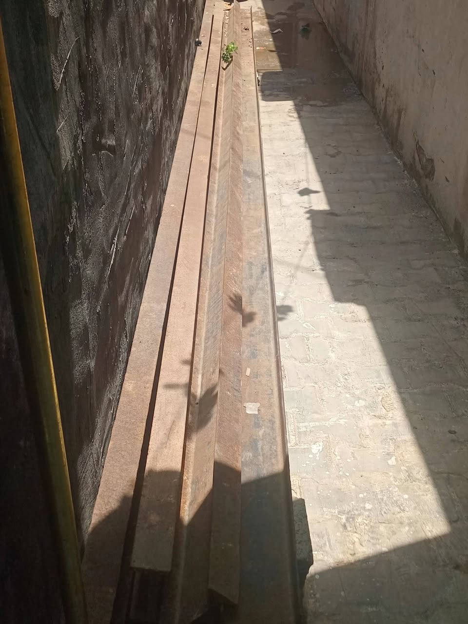 شيلمان طول سته ونص خمس قطع سعر لمتر ب 9الاف بكاني زعفرانيه بل سدا نهايت شارع لمعهد ***********
