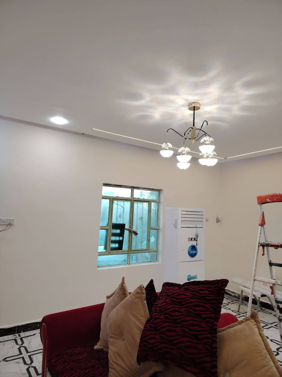 عندك غرفه تعبانه رطوبه تصليح وصبغ ترجع مثل ماجانت شرط اسعارنا شغل شرط  بيت 100 متر داخلي و خارجي ٣٠٠الف بس عمل بس ...الغرفه الواحده ٣٥ الف مع تصليح الغرفه   نشتغل ورق جدار بديل الرخام سقف ثانوي ***********   , وات ساب اشتغل بس عمل
