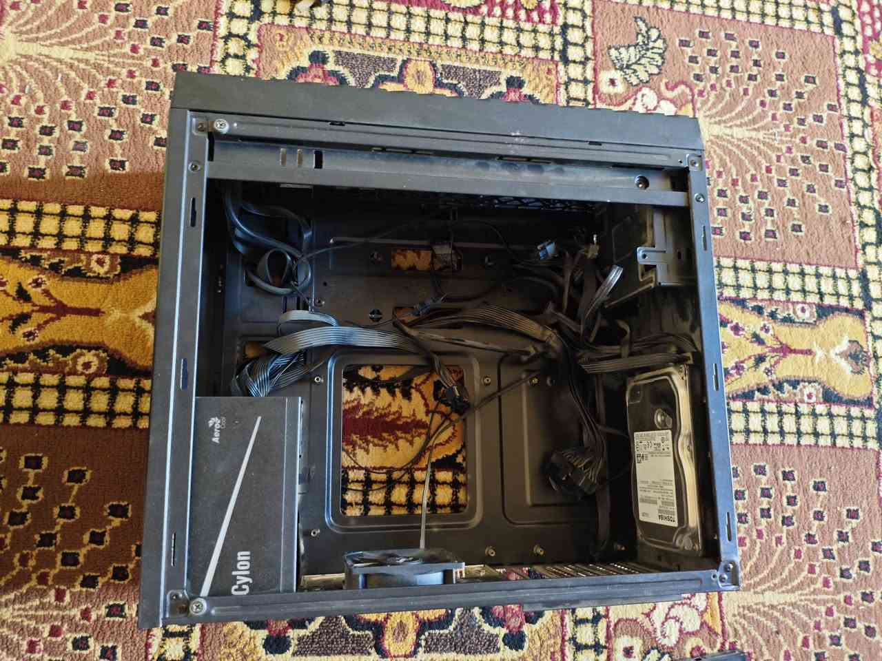 فرصة! سيت گيمنگ كامل (PC + ماوس ريزر + ميكانيكل كيبورد) 🔥
للبيع تجميعة احترافية جاهزة للألعاب والمونتاج، المواصفات موزونة جداً مع ملحقات (Gear) من الطراز الأول للاعبين المحترفين.
💻 مواصفات الـ PC:
المعالج: Intel Core i3 (الجيل العاشر).
كارت الشاشة: NVIDIA GTX 1650 Super (INNO3D) - أداء جبار في الألعاب التنافسية.
الرامات: 16GB DDR4 من البراند الغني عن التعريف HyperX (سرعة وأداء).
اللوحة الأم: MSI H410M-A PRO.
التخزين العملاق: (SSD 128GB للنظام + هاردين HDD كل واحد 1 تيرا) = مساحة 2 تيرا وربع!
🎮 الملحقات الاحترافية (مجاناً مع التجميعة):
🖱️ ماوس: Razer Gaming Mouse - دقة وسرعة استجابة خرافية للمحترفين نسخه الEsport.
⌨️ كيبورد: Mechanical Keyboard - كيبورد ميكانيكي احترافي بصوت وأداء يعطيك أفضلية في اللعب.
مع باور سبلاي 2500v يشغلها 10 دقائق مع الالعاب و نصف ساعه بدون العاب لحد ما تحي الكهرباء
✅ الجهاز جاهز، منصب عليه النظام والتعريفات، اشبك والعب فوراً!
💰 السعر: [370 الف فقط وبيها مجال للشراي فقط]
📍 للتواصل: [***********]
