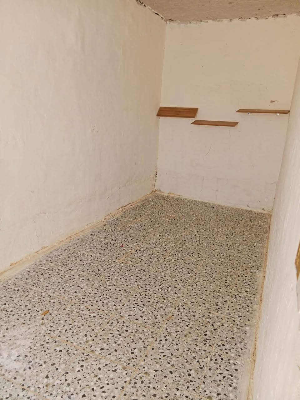 السلام عليكم بيت لرهن سعر الرهن مليونين مده الرهن 6اشهر البيت بشارع العلويات تفاصيل على رقم ***********
