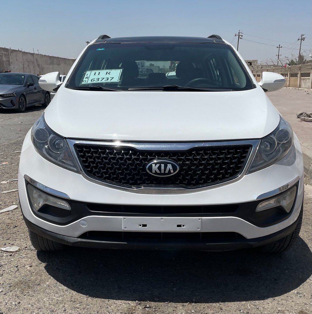 سيارة كيا سبورتاج بيضاء للبيع. السيارة بحالة ممتازة وتتميز بتصميم أنيق وعصري، مع مرايا جانبية مزودة بإشارات. مناسبة للعائلات ولمحبي السفر بسبب رحابتها وراحتها. السعر قابل للتفاوض.