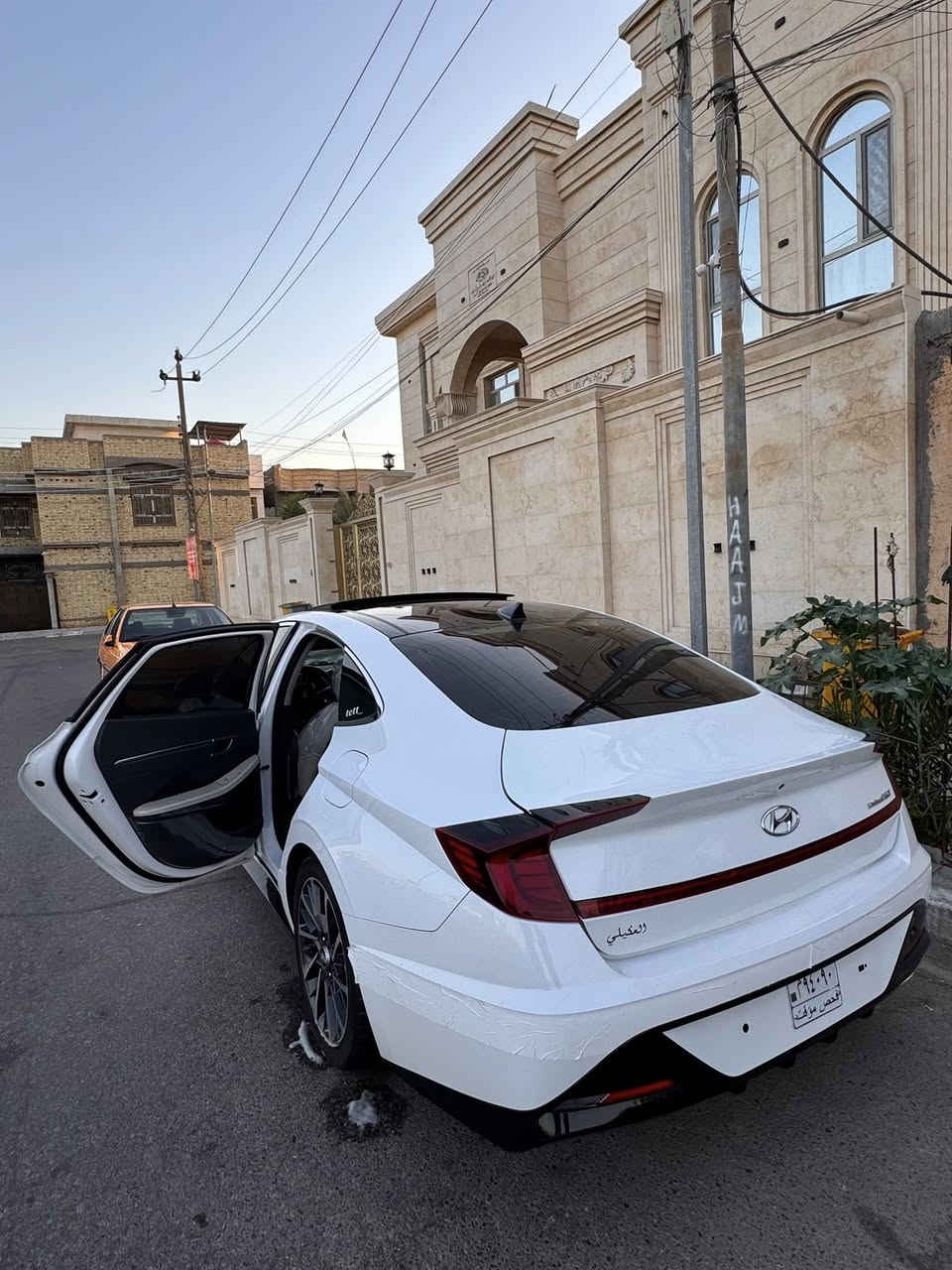 🚗 للبيع: هيونداي سوناتا 2023 (Limited - فول مواصفات)
الموديل: 2023
 اللون: أبيض ملكي
 الفئة: لمتد (Limited) - أعلى فئة بالمواصفات
 المسافة المقطوعة (المشي): 160 ألف كم
 الوارد: أمريكي
✨ المواصفات:
 فتحة سقف بانوراما
 شاشة كبيرة مع كاميرات (360 درجة) ونظام ملاحة
 كراسي جلد (كهرباء + تدفئة وتبريد)
 رادار أمامي وخلفي + رادار جانبي (نقطة عمياء)
 نظام تحديد المسار والقيادة الشبه ذاتية
 بصمة تشغيل وبصمة أبواب + تشغيل عن بعد
 دبل كير (شفتات بالمقود)
 وباقي مواصفات الفول لمتد المعروفة..
🛠️ حالة السيارة (الحادث):
 السيارة وارد أمريكي، حادثها بسيط (ضربة بصندوق السيارة) ومصلح تصليح درجة أولى وعلى الفحص.
 الإيرباغات كلها سليمة 100% وما طاقة.
 المحرك، الكير، والتبريد بحالة ممتازة وجاهزة من كلشي.
📍 مكان التواجد: البصرة - القبلة / حي الشهداء
💵 السعر المطلوب: 17,300 دولار (دفتر و73 ورقة)
📞 للتواصل والاستفسار: [اكتب رقم تليفونك هنا]


**إذا كنت صاحب هذا الإعلان وتريد حذفه لأي سبب، رجاءا أرسل رسالة إلى الدعم الفني**