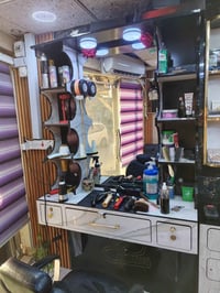 ميز مراية عدد ٢ + مجرات عدد ١ + رفوف عدد ١ بسعر مناسب السعر ٣٠٠ وبيهة ...