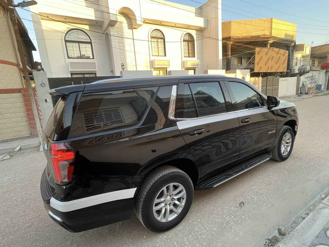 السلام عليكم تاهو  2024  خليجي فئة LS وكالة المنصور بعدها داخل الضمان علامة ضوء القمر مكفولة كفالة عامه عدا رصعتين بلباب والباقي مكفول 
ماشية 18 رقم بغداد انگليزي بأسمي 
محرك 8 سلندر 5300
المواصفات 
 • بصمة تشغيل وأبواب تشغيل عند بعد
 •مقعد السائق قابل للتعديل كهربائيًا بـ8 وضعيات.
• مقعد الراكب الأمامي قابل للتعديل 
• صف ثاني قابل للطي بنسبة 60/40.
• صف ثالث قابل للطي بالكامل لتوسيع مساحة التخزين الخلفية
• نظام دخول ذكي بدون مفتاح (Keyless Entry)
• إضاءة داخلية LED
• دعم Apple CarPlay وAndroid Auto (لاسلكي)
• كاميرا رؤية خلفية عالية الدقة
•اوتو هولد
•كشنات كهرباء
•رادرات اماميه وخلفية وجانبية
• تنبيه الاصطدام الأمامي.
• فرملة طوارئ تلقائية.
• نظام الحفاظ على المسار.
• مساعد التوجيه.
• إنذار المشاة الأمامي.
• مساعد الإضاءة العالية التلقائي.
• كاميرا خلفية.
• حساسات ركن خلفية.
• نظام StabiliTrak للتحكم الإلكتروني بالثبات
السياره جديده جدا بمعنى الكلمه على وضع الشركه السعر  495  للاستفسار *********** ومن الله التوفيق
