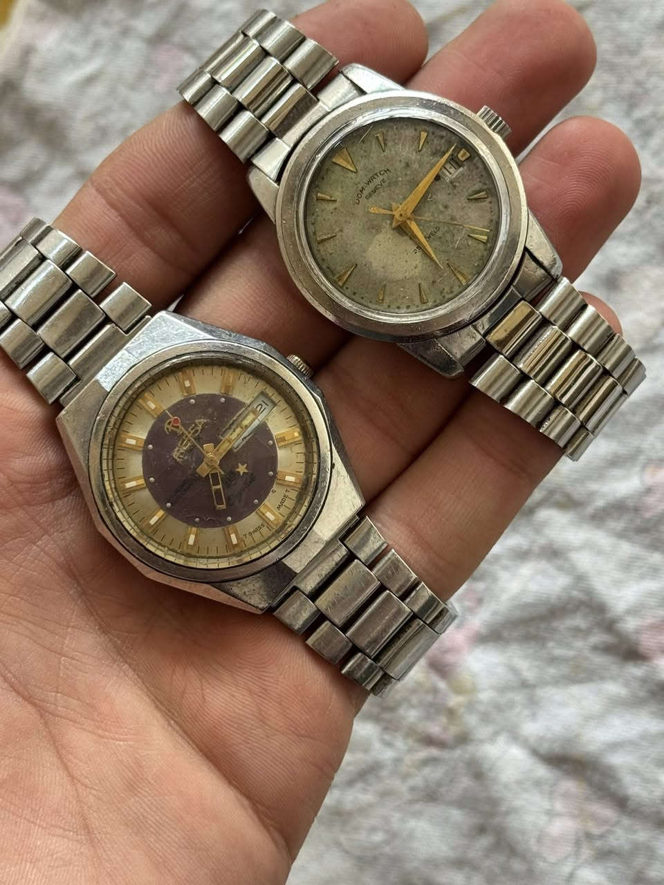 مجموعة ساعات للبيع
عدد 12 قطعة 
كلهم اتوماتيك سويسري 
شغالين
 الاسعار مختلفة 
يوجد توصيل لجميع المحافظات 
***********
