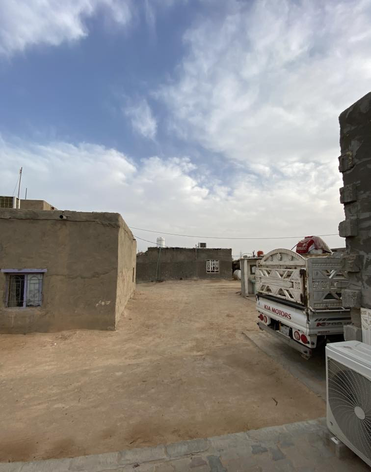 قطعة ارض للبيع المساحه دونم ونص على طريق كربلاء نجف تحتوي على اربع بيوت مرتبه وجاهزه وحديقه مساحتها نص دونم تحتوي على بئر ماء وأشجار مثمره تحتوي ايضاً على يبئر ماء من ضمن القطعه جاهزه من كافة النواحي للبيع للتفاصيل اكثر الاتصال على الرقم التالي ‭٠٧٨٧ ٠٨٨ ٤٥٤٥‬
