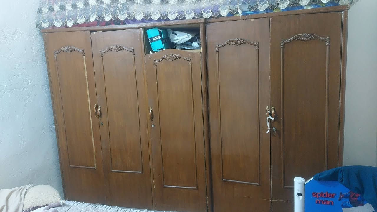 سلام عليكم عندي اثاث بيت كامل للبيع من ثلاجه ٢٤ قدم تخم١٠ مقاعد  مبرده جديد حجم ٢٠٠٠ كاونتر ٣ ملحقات طباخ مكيف كري هوا وقفصه جديد صاله شهر براد جديد غساله كنتور ٥ بوب صاج عراقي صوميا مال جربايا بلوك دوشك دبل سفنج طبي سبرنك جربايا حديد ابو نفر كلمن وسعره  عنوان بغداد مدينه الصدر الاستفسار *********** متواجد واتساب واتصال
