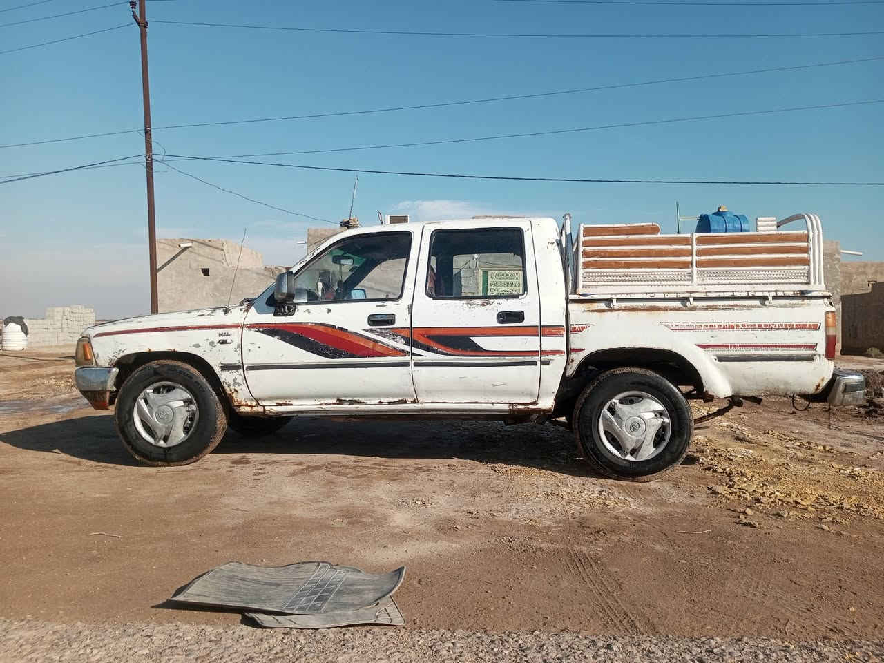 السلام عليكم ورحمه الله وبركاته اخوان سياره موديل 1994 تواير 4جدد مكينه گير كفالة خير من الله حداديه جديده  رقم ذي قار رقم الموبايل ***********الشراي يتصل
