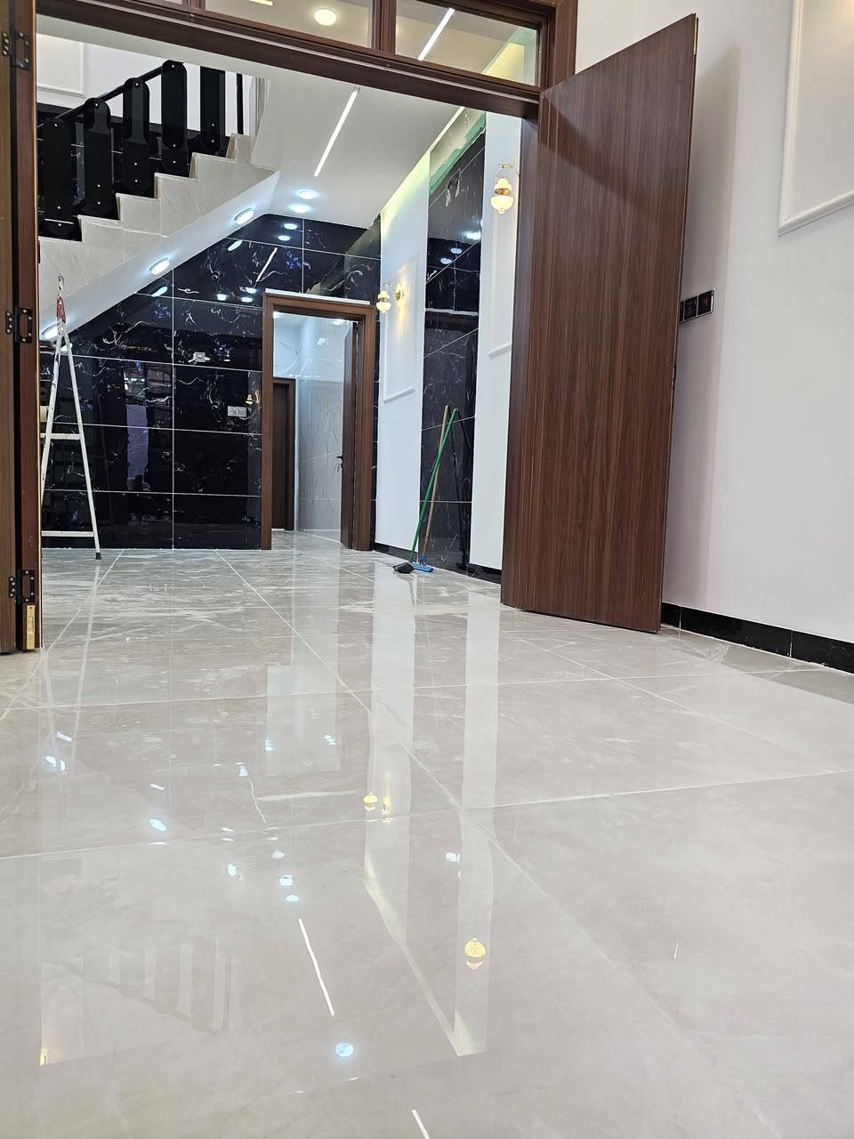 بيت للبيع في حي الوفاء المساحه 100 متر طابقين بناء دار درجه اولى للاستفسار/***********
