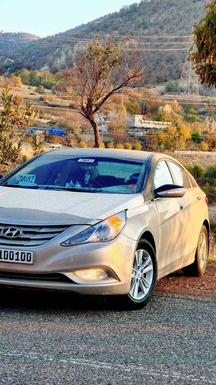 هۆندا سۆنـاتا مۆدێل 2012 بڕاوە
سەیارەکە ماڵی دۆستە هەر زۆر زۆر پاکە گێڕو مەکینەی بەشەرتی هەزار فیتەر 90هەزاری هەقیقی ڕۆشوە
مەکینەی بروغۆی نەکراوەتەوە  بەنزین زۆر زۆر کەم دەخوا 
سەیارەکە خۆم زۆر لێی ڕازیم بەشەرتی هەموشت دەیدەم

فول مواسەفاتی بێ پانۆراما
جڵد و هیتەر و ئاوێنە ئیشارەت و کارەبای شاشەو حاسە 
مەسروفی نیە ڕۆنی تازەگۆڕاوە هاترۆلیک و پاتری تازەیە
تایەکانی تازەیە کارەبای مەزبوتە  کامل جوانکاری بۆکراوە
جامی هەڵگیراوە برێک بەستراوە 

سەیارەکە هین دەستی خۆمە خزمەتم کردوە
عەزێت نەدراوە بۆکەسێک باشە هەڵیگرێت بۆماڵی خۆی
بۆهاتوجۆی ڕۆژانە سودی لێ دەبینێت بەنزین زۆر کەم دەخوات

شوێن سەیدسادق
ژم.. ***********
