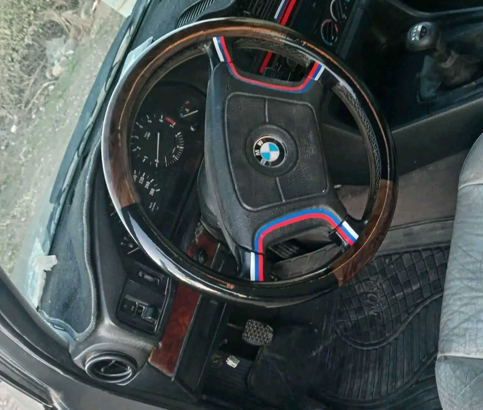 سلام عليكم للبيع بي ام حجم 525iاصل محرك مسكر عدل كير عادي السياره بسمي رقم صلاح الدين انكليزي سنويه لل2030 هزه جديده صدر خلفي امامي جديد تبريد شغال كشنات جلد كهرباء  ارباك دبل جكمجه دبل كمبيوتر وماوس وفتحه 3 حركات كير رياضي كلشي شغال بيهة للبيع فقط سعرهة48 وبيهة مجال مكاني صلاح الدين مكيشيفه*********** بدون مراوس فقط بييييع وبدون اقساط نقد فقط
